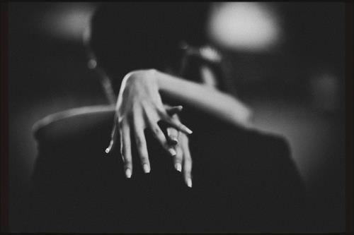 black-and-white-couple-embrace-hands-kiss-favim-com-414857